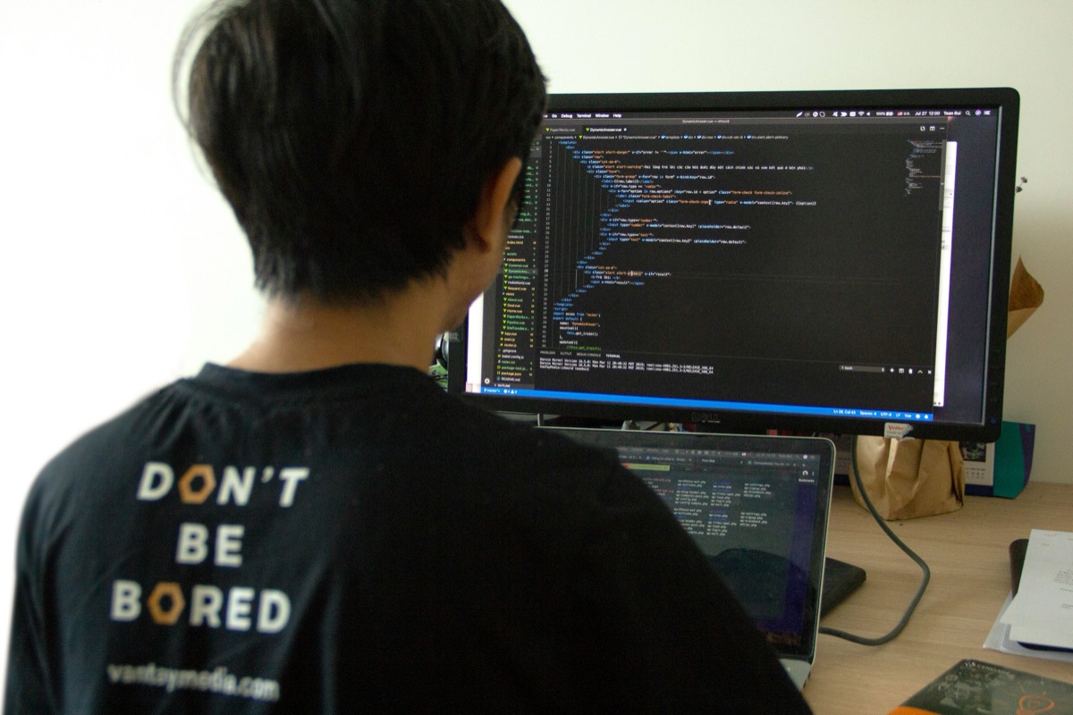 App Developer entwickelt eine mobile Anwendung