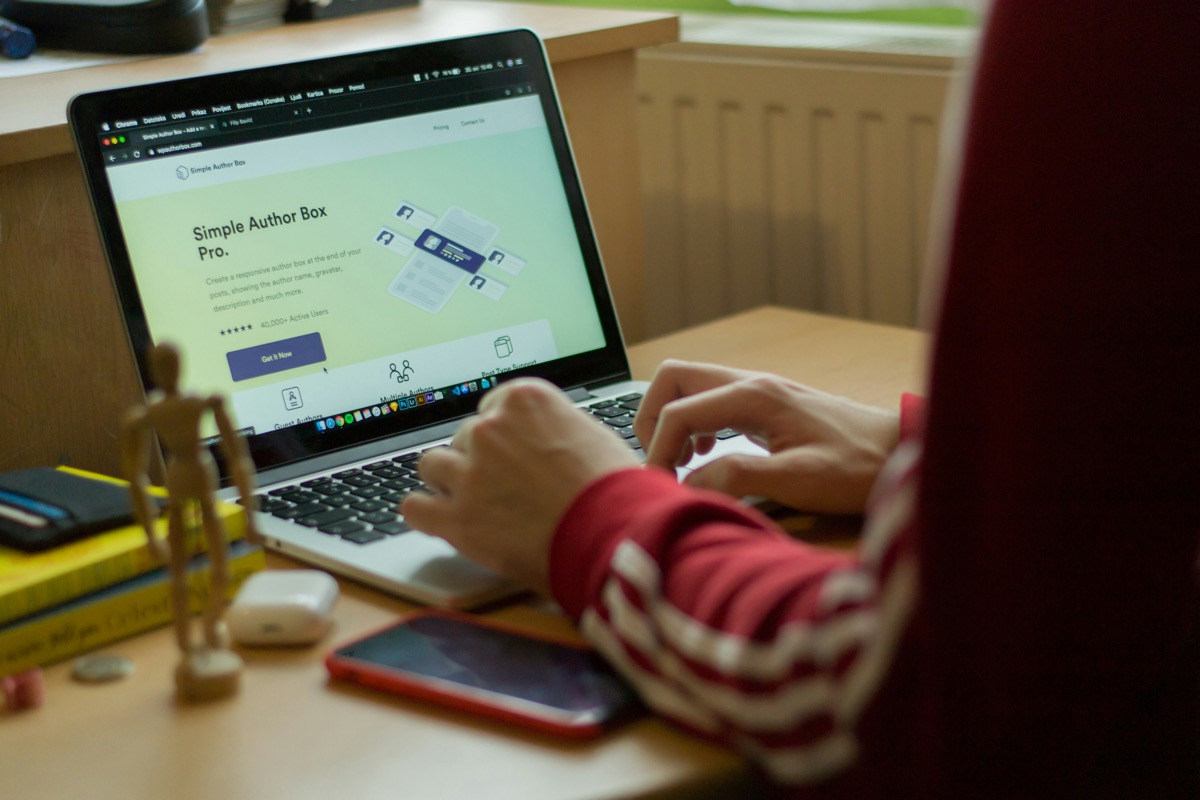 Webdesigner arbeitet an einem Website-Entwurf